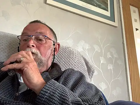 Snapshot of Moonraker64 chatting on 05-04-26, 05:09 Moonraker64 online show from 05-04-26, 05:09