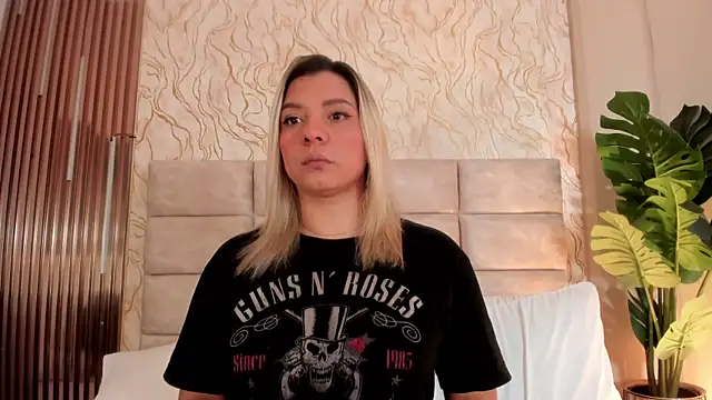 GinaSalanne online show from 06-08-26, 01:11