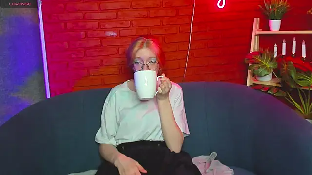 Snapshot of FoxxyyPolly chatting on 05-14-26, 07:48 FoxxyyPolly online show from 05-14-26, 07:48