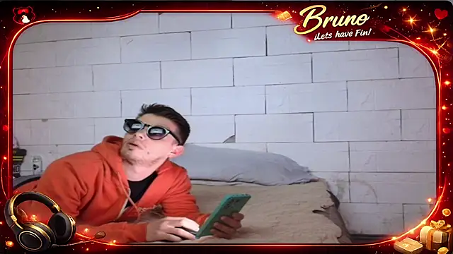 Snapshot of Elguingo chatting on 05-11-26, 11:57 Elguingo online show from 05-11-26, 11:57