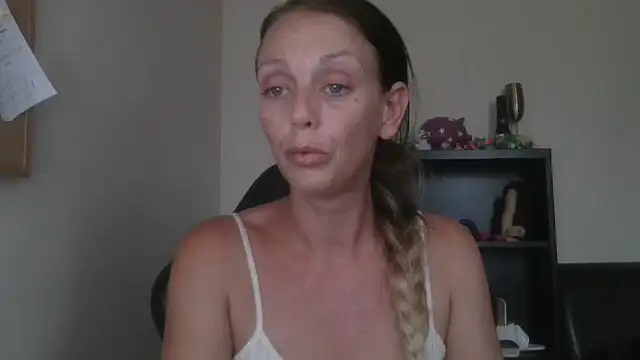 Snapshot of LouiseLovell chatting on 07-15-26, 06:24 LouiseLovell online show from 07-15-26, 06:24