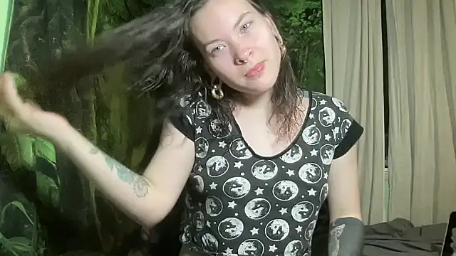 Snapshot of mo0ngoddess chatting on 01-06-26, 01:53 mo0ngoddess online show from 01-06-26, 01:53