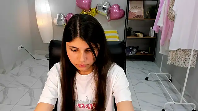 Sara Morion online show from 05-25-26, 01:28