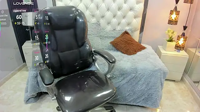 Naomii 32 online show from 05-15-26, 06:04