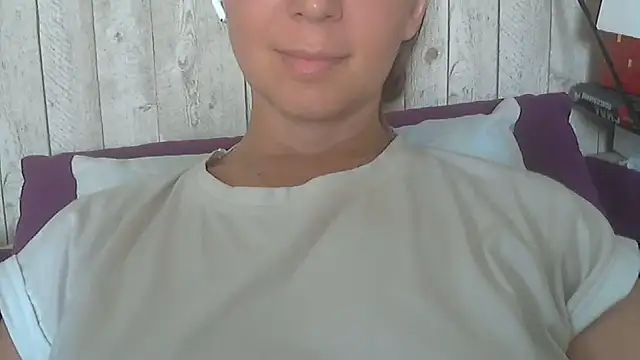 Snapshot of Bella--White chatting on 06-10-26, 05:18 Bella--White online show from 06-10-26, 05:18