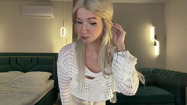 Snapshot of VikkiiSecret chatting on 07-11-26, 04:32 VikkiiSecret online show from 07-11-26, 04:32