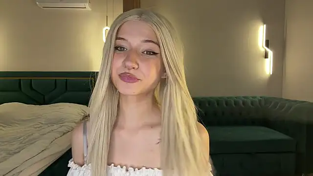 Snapshot of VikkiiSecret chatting on 07-20-26, 04:42 VikkiiSecret online show from 07-20-26, 04:42