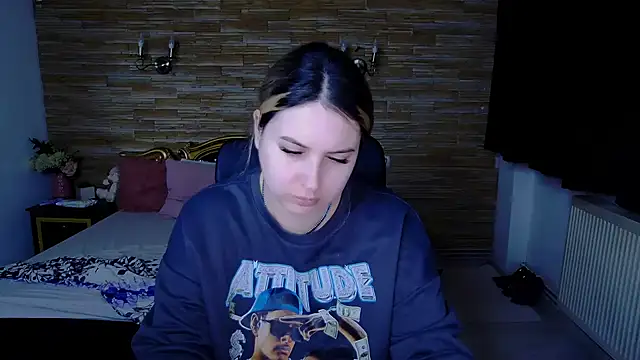 Snapshot of MiraHaze chatting on 12-23-24, 03:50 MiraHaze online show from 12-23-24, 03:50