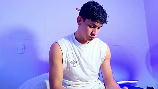 Snapshot of Luke_Muscle chatting on 05-24-26, 02:11 Luke Muscle online show from 05-24-26, 02:11