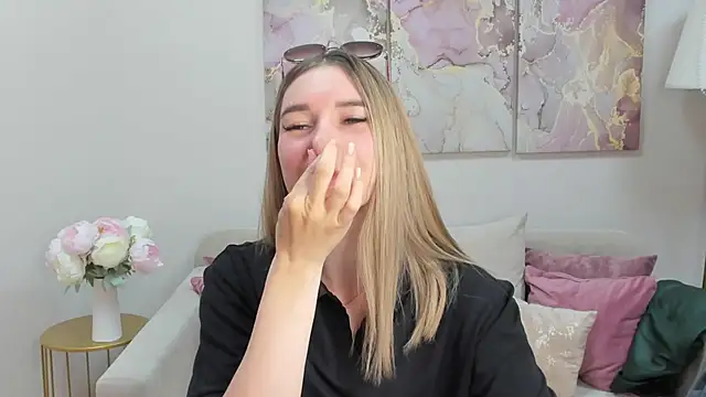 RoxyReignn online show from 06-18-26, 10:03