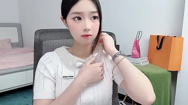 Yoyo33355 online show from 06-11-26, 03:48