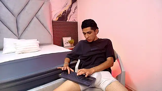 Snapshot of Isaacxsam_ chatting on 05-26-26, 12:34 Isaacxsam online show from 05-26-26, 12:34