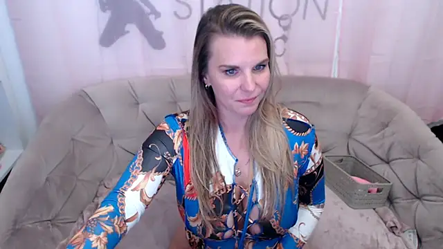 Snapshot of AischePervers chatting on 09-11-25, 07:03 AischePervers online show from 09-11-25, 07:03