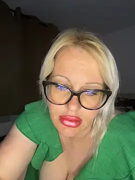 Snapshot of brenda121 chatting on 05-27-26, 09:56 brenda121 online show from 05-27-26, 09:56