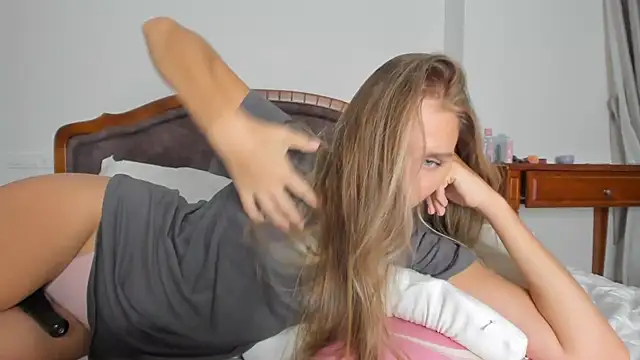 SofiClimbing online show from 10-13-25, 03:56