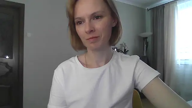 AdelleLovee  online show from 06-04-26, 03:29
