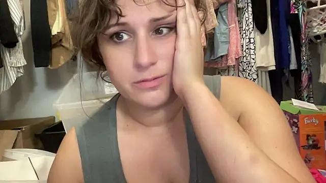 Snapshot of maddiliz chatting on 10-17-25, 12:01 maddiliz online show from 10-17-25, 12:01