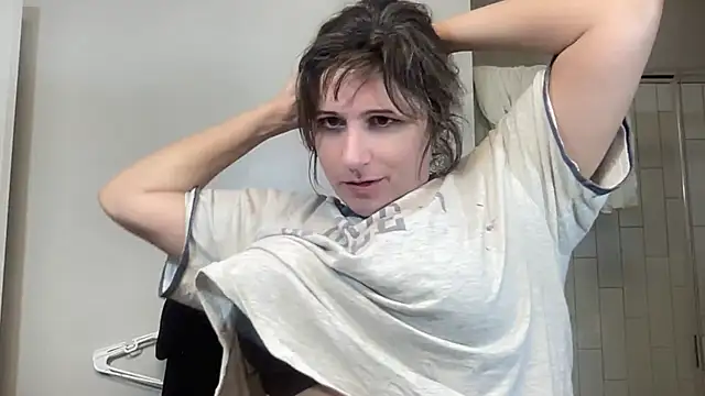 Snapshot of maddiliz chatting on 11-17-25, 02:06 maddiliz online show from 11-17-25, 02:06