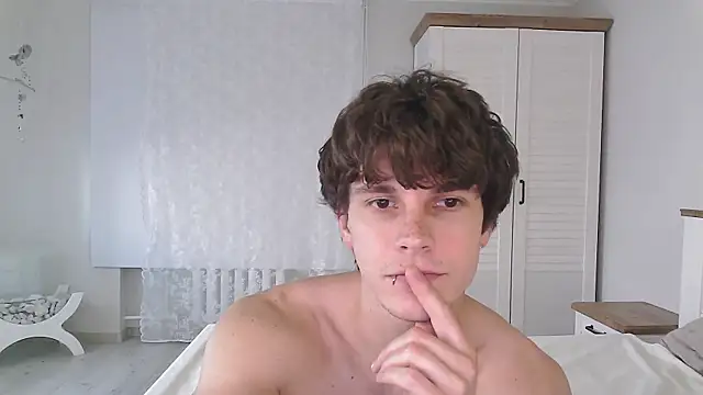 Snapshot of Eric_Crush chatting on 06-15-26, 04:15 Eric Crush online show from 06-15-26, 04:15