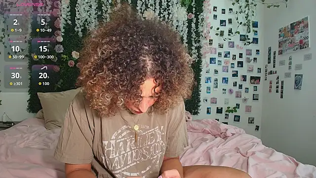 LyraCovee online show from 07-28-26, 12:18