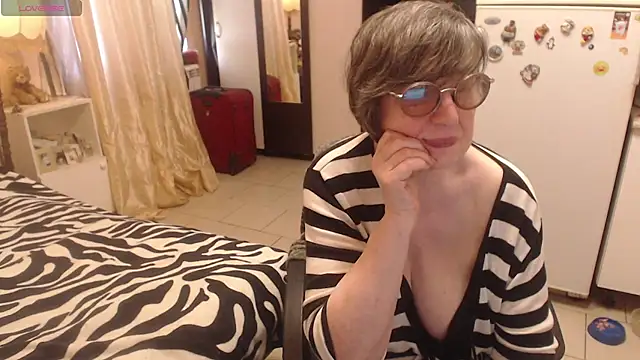 Snapshot of Sharon_Amore chatting on 06-14-26, 12:40 Sharon Amore online show from 06-14-26, 12:40
