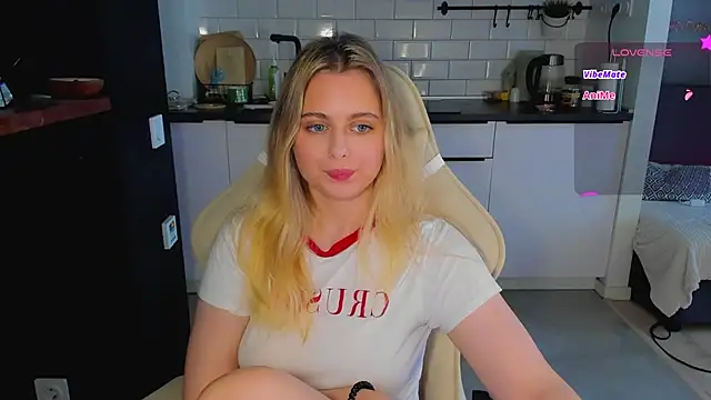 Snapshot of blonde_kellyy chatting on 06-10-26, 05:50 blonde kellyy online show from 06-10-26, 05:50