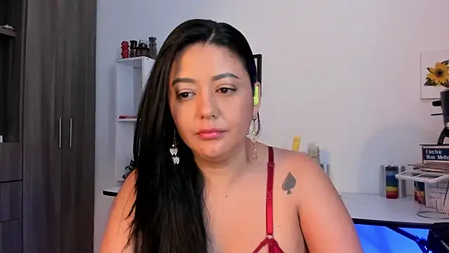 Snapshot of LauraToro_ chatting on 06-13-26, 09:13 LauraToro online show from 06-13-26, 09:13