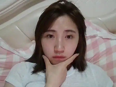 Snapshot of yiyi13 chatting on 06-14-26, 12:07 yiyi13 online show from 06-14-26, 12:07