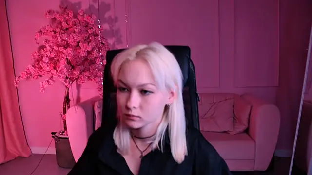 Snapshot of OliviaVale chatting on 06-19-26, 01:48 OliviaVale online show from 06-19-26, 01:48