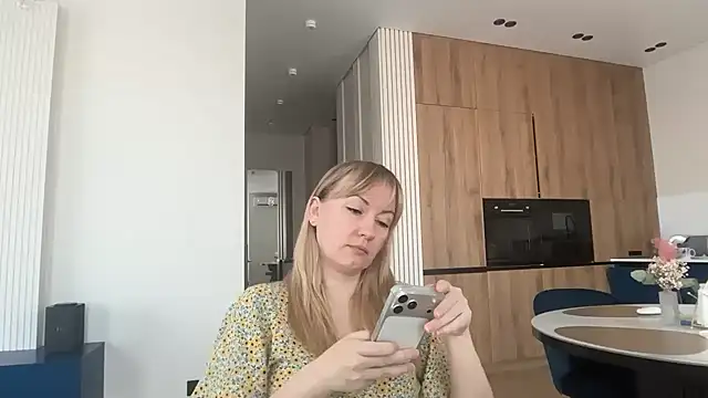 Snapshot of Dorielle chatting on 06-25-26, 04:56 Dorielle online show from 06-25-26, 04:56