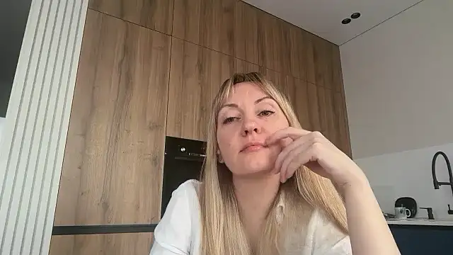 Snapshot of Dorielle chatting on 07-06-26, 02:03 Dorielle online show from 07-06-26, 02:03
