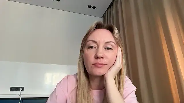 Snapshot of Dorielle chatting on 07-14-26, 01:39 Dorielle online show from 07-14-26, 01:39