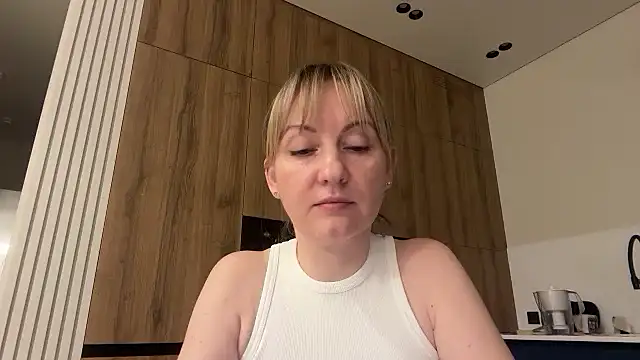 Snapshot of Dorielle chatting on 07-15-26, 04:56 Dorielle online show from 07-15-26, 04:56