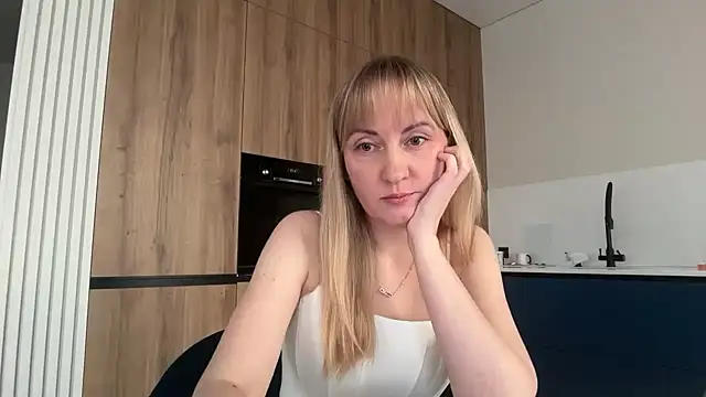 Snapshot of Dorielle chatting on 07-29-26, 02:15 Dorielle online show from 07-29-26, 02:15
