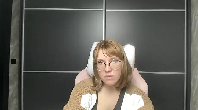 Snapshot of Reginasmilee chatting on 02-08-25, 01:33 Reginasmilee online show from 02-08-25, 01:33