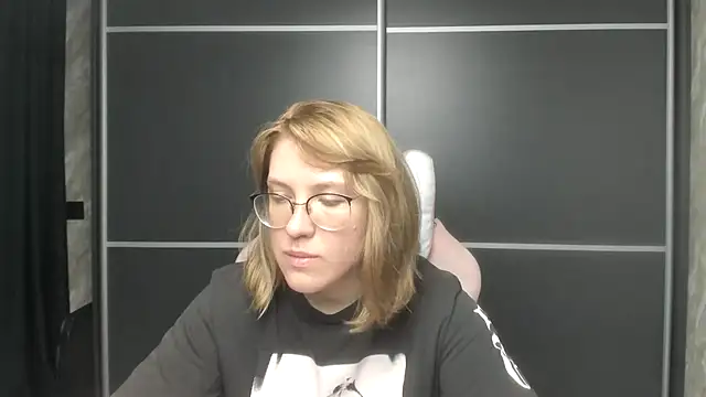 Snapshot of Reginasmilee chatting on 02-11-25, 07:02 Reginasmilee online show from 02-11-25, 07:02