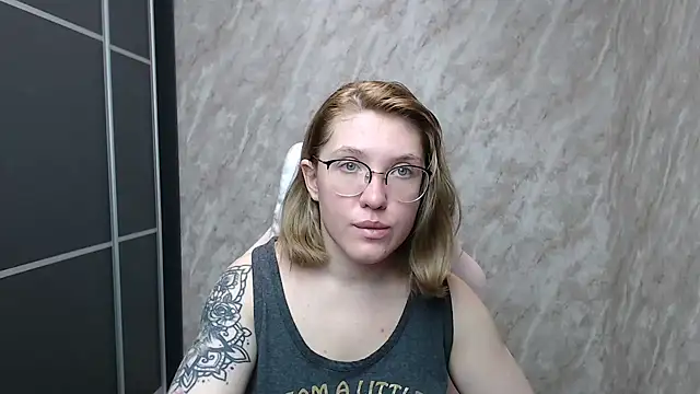 Snapshot of Reginasmilee chatting on 02-14-25, 11:42 Reginasmilee online show from 02-14-25, 11:42