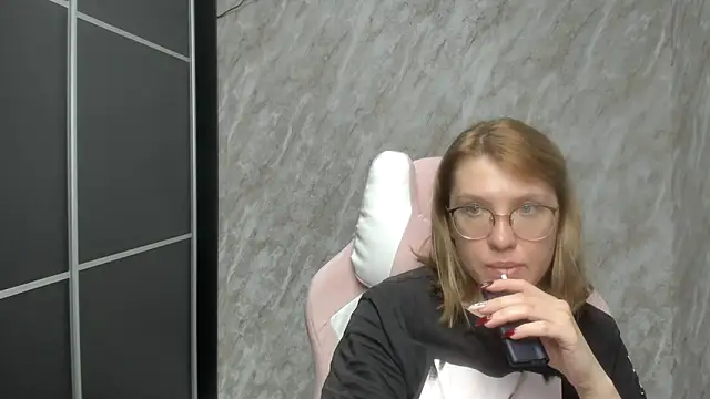 Snapshot of Reginasmilee chatting on 02-21-25, 03:12 Reginasmilee online show from 02-21-25, 03:12