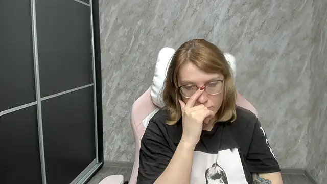 Snapshot of Reginasmilee chatting on 02-21-25, 03:21 Reginasmilee online show from 02-21-25, 03:21