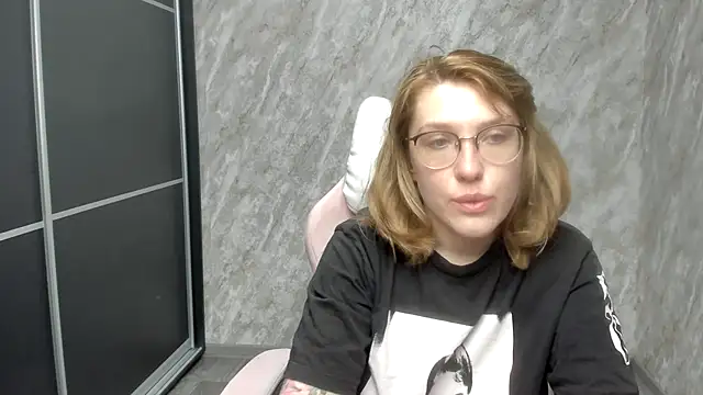 Snapshot of Reginasmilee chatting on 02-26-25, 06:37 Reginasmilee online show from 02-26-25, 06:37