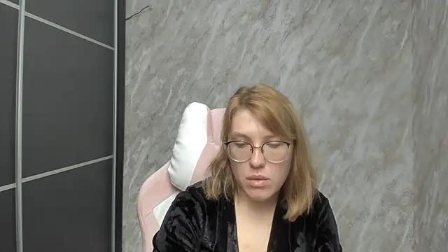 Snapshot of Reginasmilee chatting on 02-27-25, 06:18 Reginasmilee online show from 02-27-25, 06:18