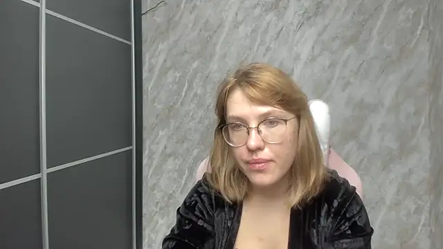 Snapshot of Reginasmilee chatting on 02-28-25, 02:53 Reginasmilee online show from 02-28-25, 02:53