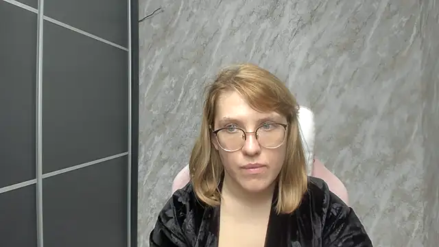 Snapshot of Reginasmilee chatting on 02-28-25, 05:59 Reginasmilee online show from 02-28-25, 05:59