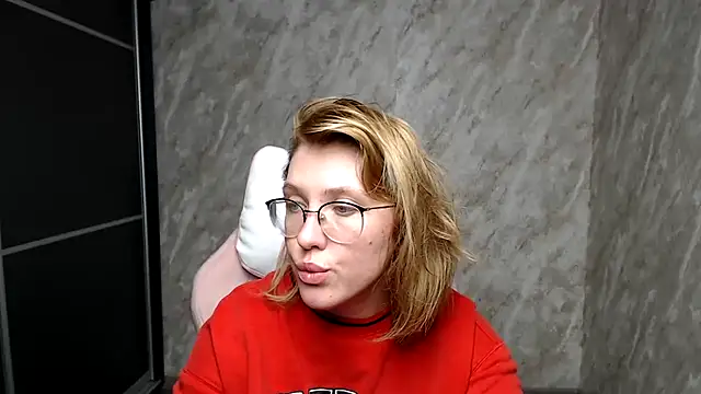 Snapshot of Reginasmilee chatting on 03-05-25, 01:39 Reginasmilee online show from 03-05-25, 01:39