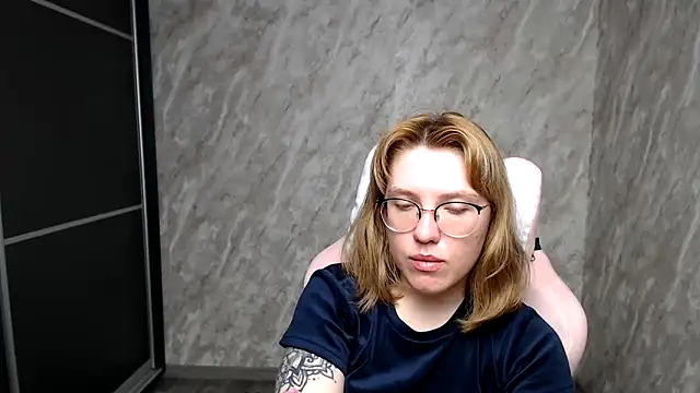 Snapshot of Reginasmilee chatting on 03-06-25, 02:51 Reginasmilee online show from 03-06-25, 02:51