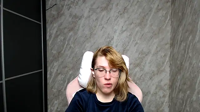 Snapshot of Reginasmilee chatting on 03-06-25, 03:35 Reginasmilee online show from 03-06-25, 03:35