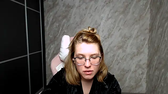 Snapshot of Reginasmilee chatting on 03-16-25, 06:23 Reginasmilee online show from 03-16-25, 06:23