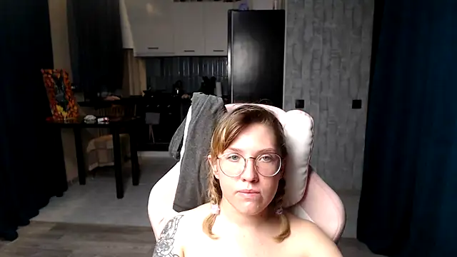 Snapshot of Reginasmilee chatting on 09-10-25, 12:21 Reginasmilee online show from 09-10-25, 12:21