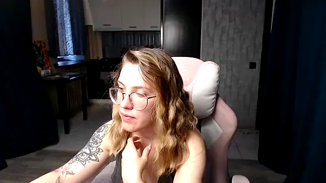 Snapshot of Reginasmilee chatting on 09-11-25, 04:45 Reginasmilee online show from 09-11-25, 04:45