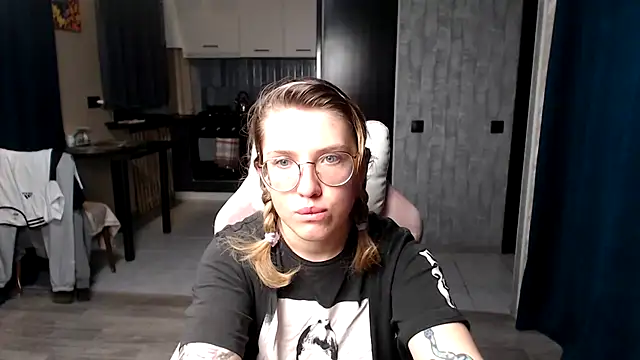 Snapshot of Reginasmilee chatting on 09-18-25, 12:01 Reginasmilee online show from 09-18-25, 12:01